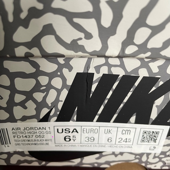 Nike Air Jordan 1 Retro High OG in Black and White - Picture 3 of 3